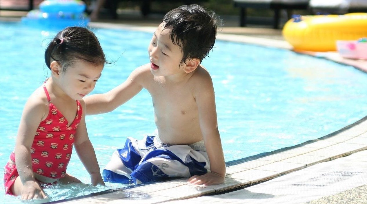 Wasserspiele – spritzige Einladung zur Poolparty