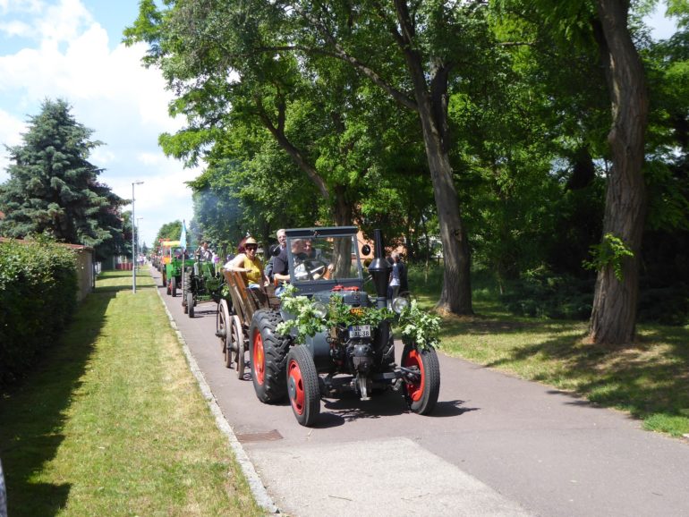 Ein Umzug auf einem Fest im Dorf